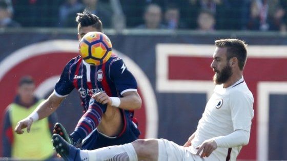 Le pagelle di Crotone-Roma: Dussenne il migliore, Strootman viene fuori alla distanza