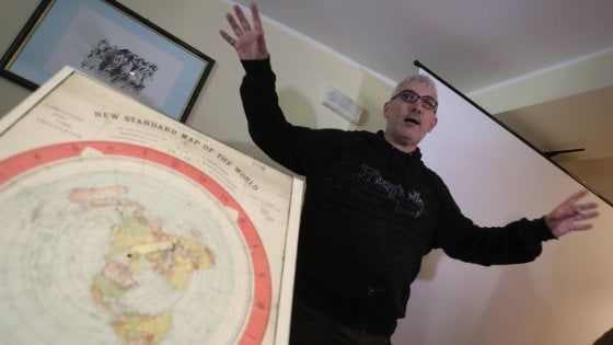 Palermo, terrapiattisti a convegno: "Gli astronauti sono attori, la Nasa è come Disneyland"