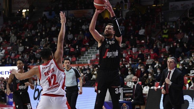 Basket, serie A: la Virtus Bologna vince con il brivido a Varese e aggancia Milano