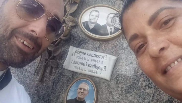 Pregiudicati foggiani portano il figlio piccolo a Corleone sulle tombe di Riina e Provenzano: "Grandi uomini". I video virali sui social