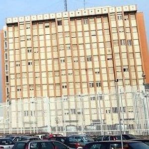 Torino, il compagno russa: il detenuto chiede di cambiare cella. E protesta salendo sul tetto