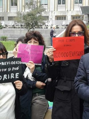 Bari, il flash mob degli avvocati contro l'Inps: "Non siamo evasori"