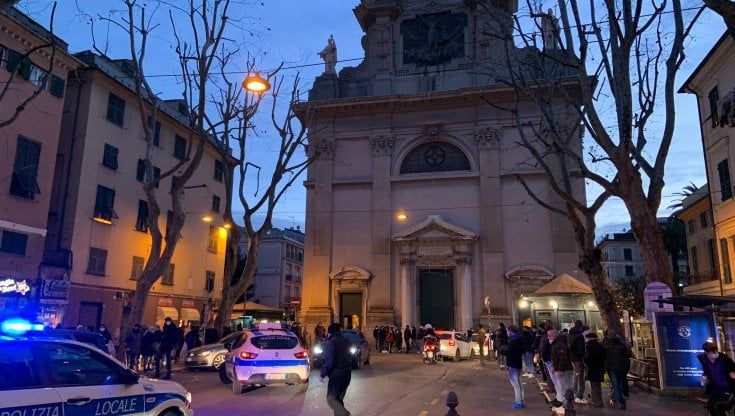 Genova, lo obbligano ad indossare la mascherina, aggredisce due vigili urbani