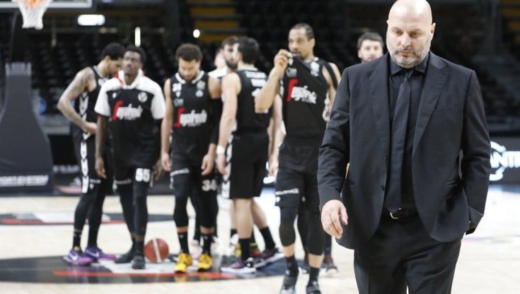 La Virtus crolla ancora, Brescia vince all'ultimo tiro