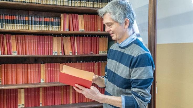 I 20 mila libri nella biblioteca ritrovata del liceo classico Parini, ora aperti anche alla città