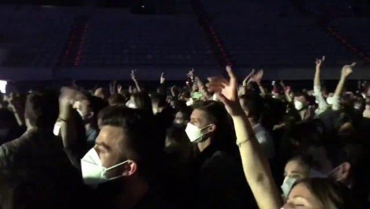 Barcellona torna a ballare: in 5mila al primo concerto dell'era Covid.. "Per tutti tamponi rapidi e mascherine: tra 14 giorni capiremo"