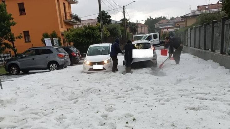 Maltempo sulla Lombardia: sembra una coltre di neve ma è la grandine con chicchi come palline