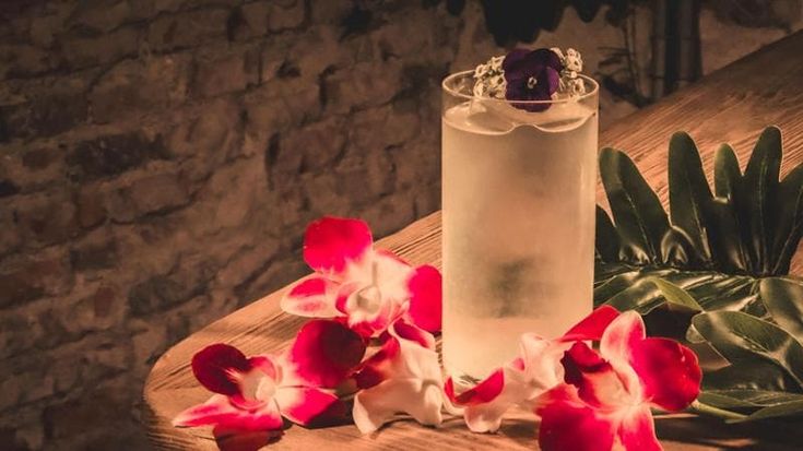 Lasciarsi stupire dai fiori nel bicchiere: i cocktail più aromatici di Milano