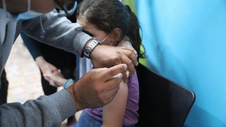 Napoli, infanzia colpita dal Coronavirus: parte il numero verde 800.95.44.27, rispondono 84 medici pensionati 