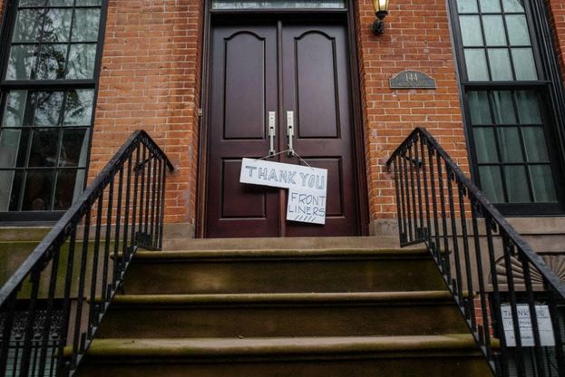 Coronavirus, New York in pausa si siede davanti casa: a Brooklyn è il gradino ora il posto dove stare