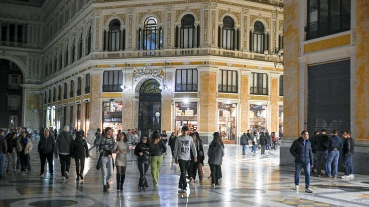Ragazzo accoltellato in Galleria a Napoli, la rabbia dei commercianti: “Quale salotto, ora è un ring”