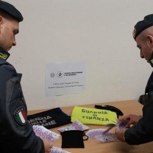 Maxisequestro di etichette con il marchio Ray Ban