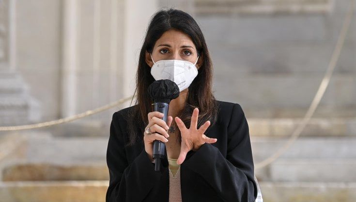 Vaccino, Raggi sotto attacco. Zingaretti: "Basta chiacchiere, va fatto: cultura no-vax molto pericolosa in pandemia"