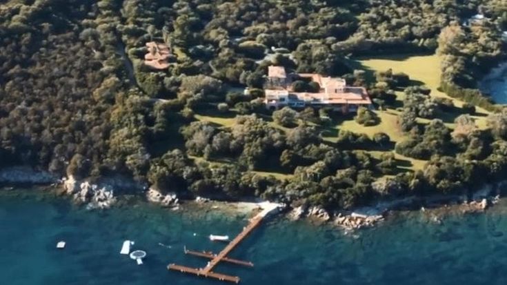 Il vulcano artificiale, la pista di autoscontro e il cono del presidente: la fiaba di Villa Certosa