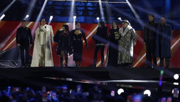 Napoli, finale X Factor 2025: la carica dei 16mila in piazza del Plebiscito