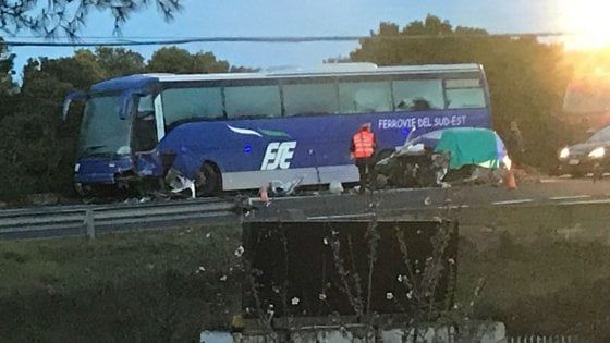 Taranto, si schianta contro un bus delle Sud Est in avaria: muore un 24enne