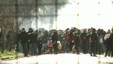 Grecia, polizia lancia lacrimogeni contro profughi siriani al confine: tra loro anche molti bambini