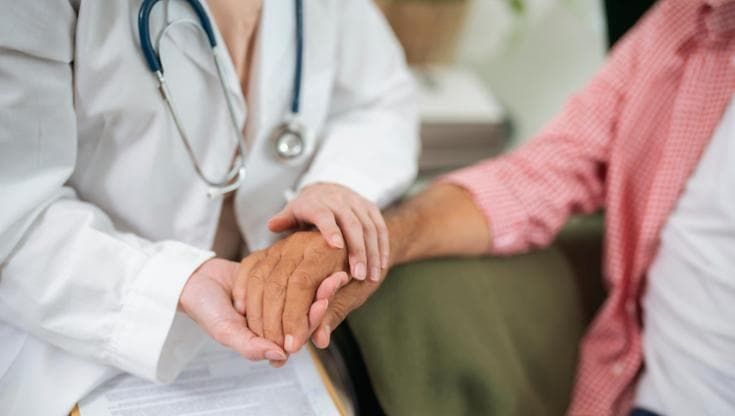 La Consulta di Bioetica contro i medici palliativisti: “L’assistenza a morire è parte della cura”