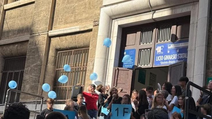 Lancio di palloncini al liceo Flacco di Bari per il primo giorno di lezioni: insorgono ambientalisti