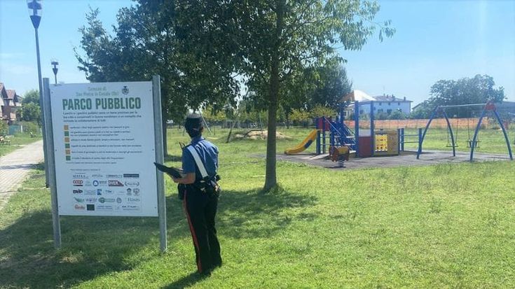 Baby gang minaccia e rapina due bambini al parco. Bottino? Due euro
