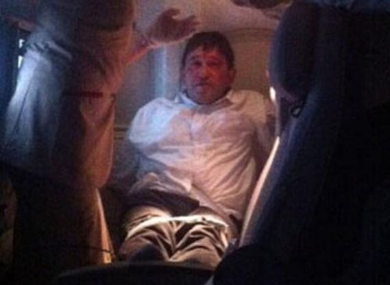 Accende una sigaretta in volo: bloccato e legato al sedile