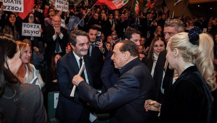 L’abbraccio di Forza Italia al leader fragile, ma in Lombardia ora si temono fughe dal partito 