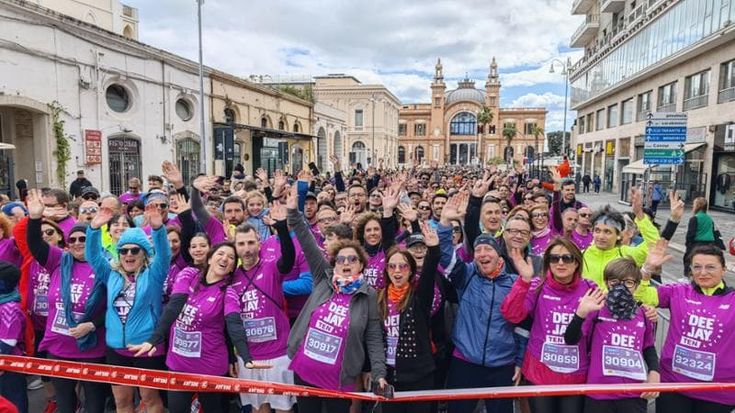 Deejay Ten fa il pieno: in ottomila sfidano il freddo. Decaro: “La mia ultima edizione da sindaco”
