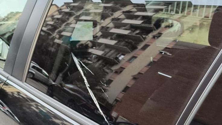 Milano, la denuncia degli Ncc: “I tassisti hanno lanciato uova contro le nostre auto”