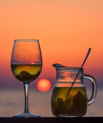 Vino e percoche, a Ischia il saluto al giorno e all'estate nello scatto perfetto