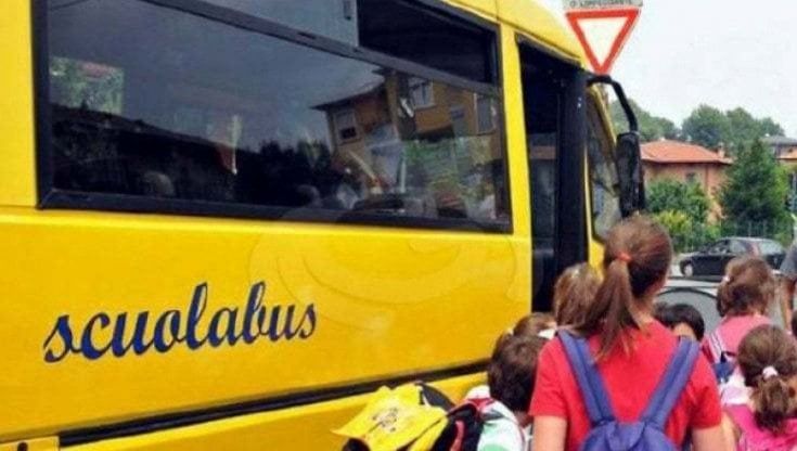 Pavia, dimentica un'alunna di 10 anni sullo scuolabus e va a pranzo: autista aggredito dal padre della bambina