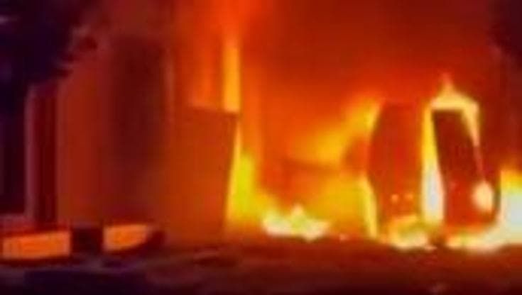Missili ipersonici russi su Leopoli, le fiamme avvolgono gli edifici residenziali