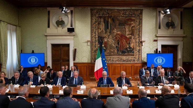 Ex Ilva, il governo valuta una partecipazione nella società. Mantovano: “Servono un paio di mesi”