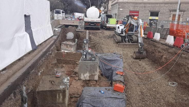 Riparte il cantiere tramvia, taglio alle mura del Trecento. Passa il tubo dell’acquedotto