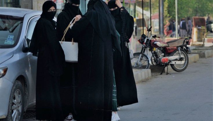 Burqa in Afghanistan, l'ultima bugia dei talebani