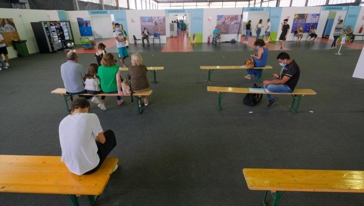Covid in Sicilia: impennata di contagi, vaccini al rallentatore. E gli hub si svuotano