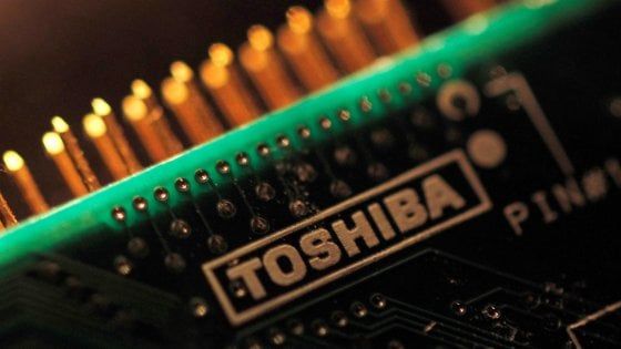 Toshiba scorpora la divisione memorie flash per compensare le perdite sul nucleare