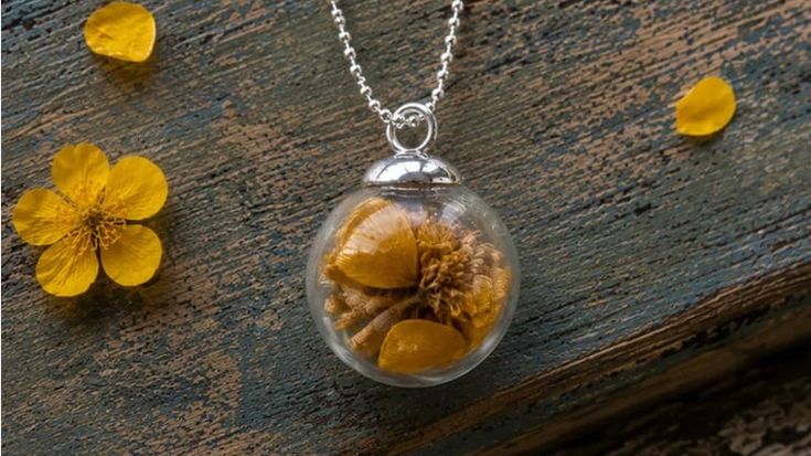 Dall’oro ai fiori essiccati, due artigiane torinesi all’Arsenale di Venezia