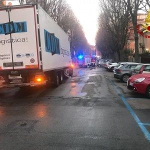 Bologna, incidente all'alba in via Audinot, strada riaperta