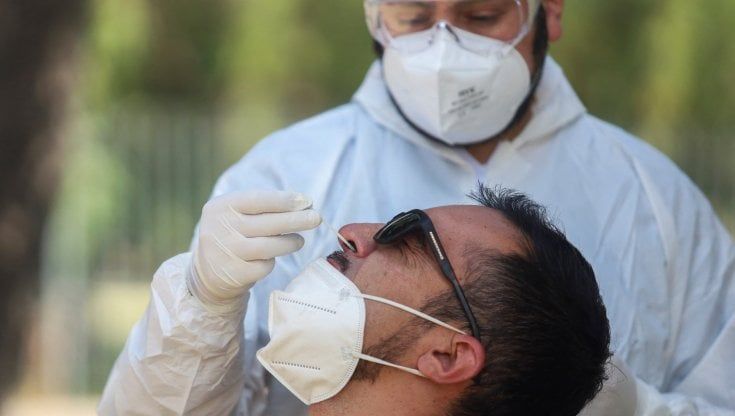 Positivo o contatto, tamponi e certificati: guida per affrontare l'emergenza Covid in Toscana