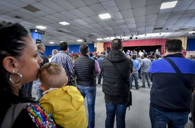 Whirlpool, assemblea dei lavoratori: "Napoli non si tocca" 