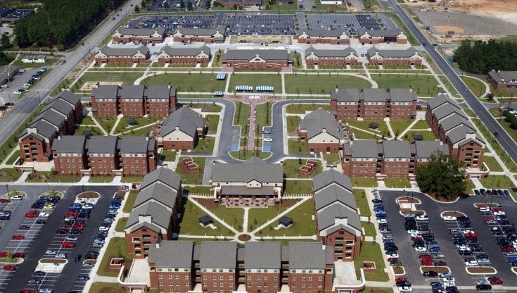 I misteri di Fort Bragg, la cittadella delle forze speciali Usa: più di 100 soldati morti in due anni   