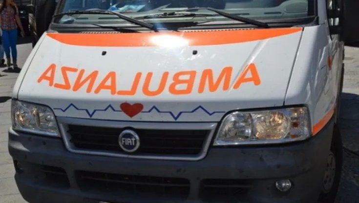 Andria, auto si ribalta: quattro persone ferite, grave un 24enne