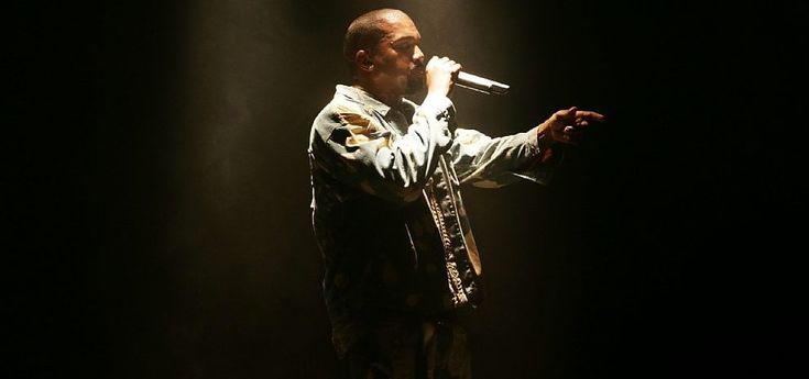 Kanye West, show (con caos) a New York. Le star e i trucchi per "vendersi" bene