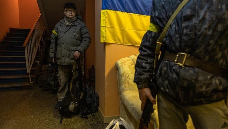 Ucraina, la resistenza ai russi con le armi e in piazza: "Li fermeremo"