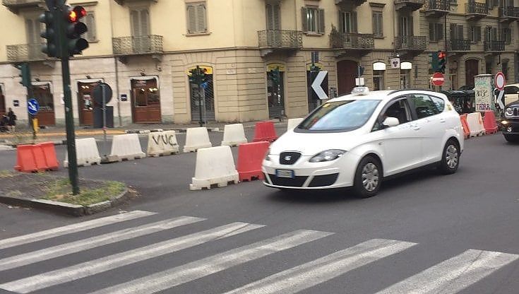 Vanchiglia, chiude la cortissima via Denina ed è subito polemica contro le pedonalizzazioni