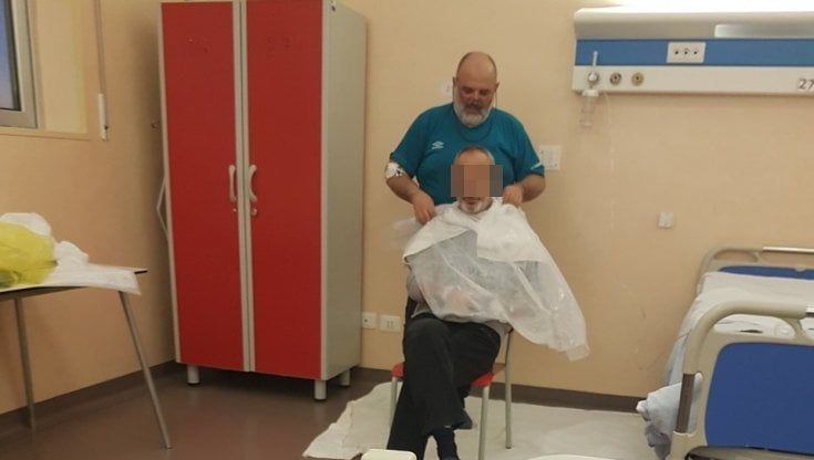 Spunta la' barberia Covid' all'ospedale di Latina. Sandro: "Voglio essere utile agli altri pazienti"