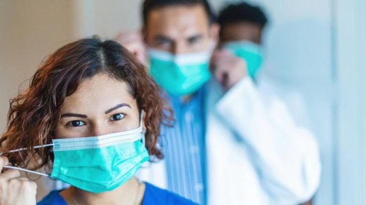 Covid e influenza, torna l’obbligo delle mascherine in alcuni ospedali