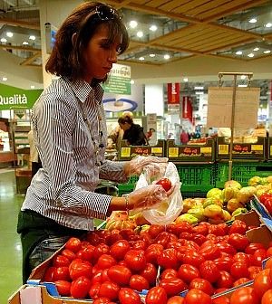 La spesa delle famiglie torna indietro di 10 anni: per gli italiani meno carne e pi&ugrave; discount