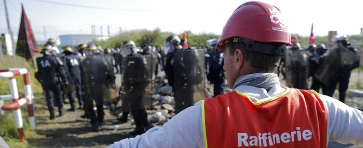 Francia, polizia sblocca depositi petroliferi. Hollande: "Protesta non strangolerà l'economia"