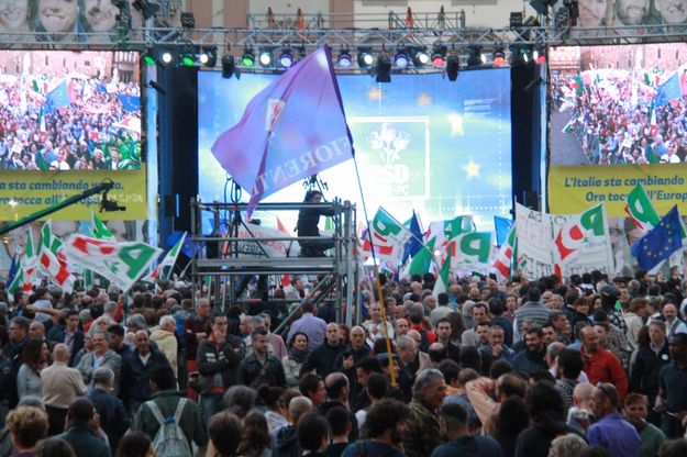 La bandiera della Fiorentina tra quelle Pd